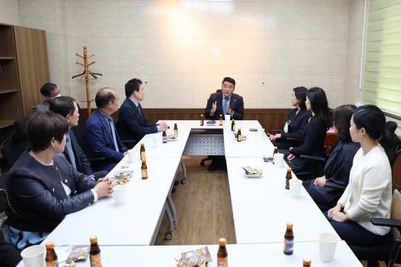 서울사립초 교장연합회 및 학부모연합회 회장단과 간담회를 가진 박환희 운영위원장