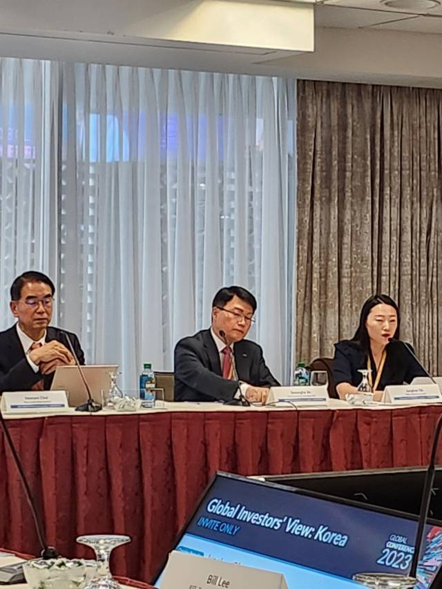 최희남(왼쪽) 전 KIC 사장과 진승호(가운데) KIC 사장이 한국 경제에 대해 설명하고 있다.