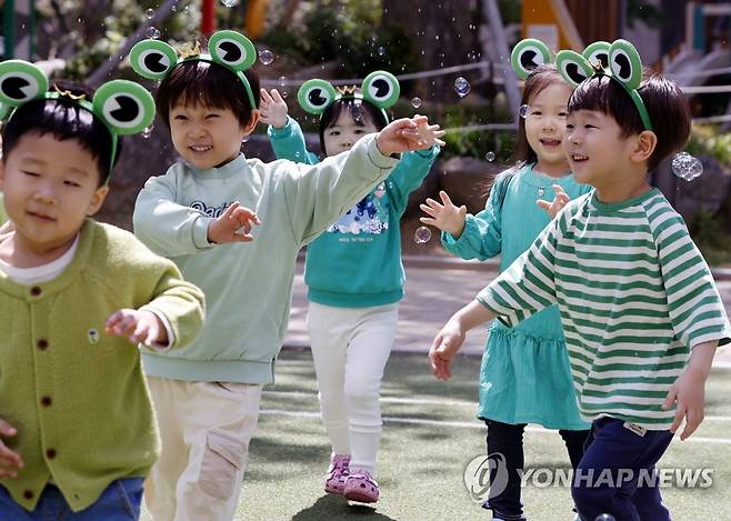 어린이날 앞두고 신난 어린이들 (부산=연합뉴스) 강덕철 기자 = 어린이날을 사흘 앞둔 2일 부산 남구 파크 푸르지오 어린이집에서 원생들이 비눗방울 놀이를 하며 즐거워하고 있다. 2023.5.2 kangdcc@yna.co.kr