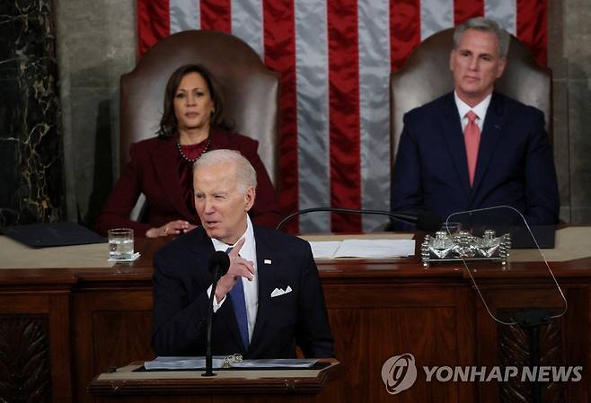 조 바이든 대통령(중앙)과 케빈 매카시 미국 하원의장(우측) [로이터 연합뉴스 자료사진]