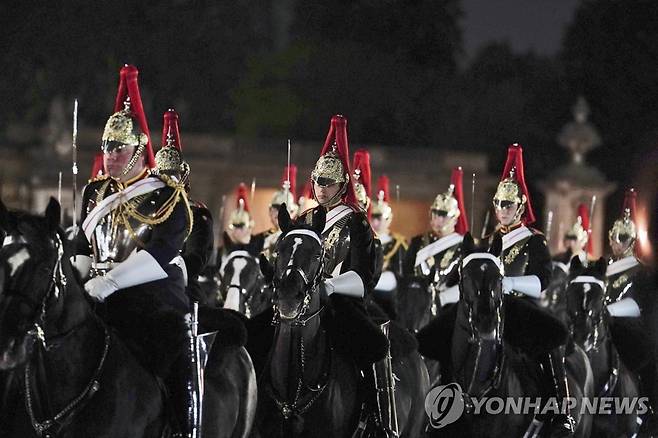 버킹엄궁 앞 대관식 예행연습 [AP 연합뉴스 자료사진. 재판매 및 DB 금지]