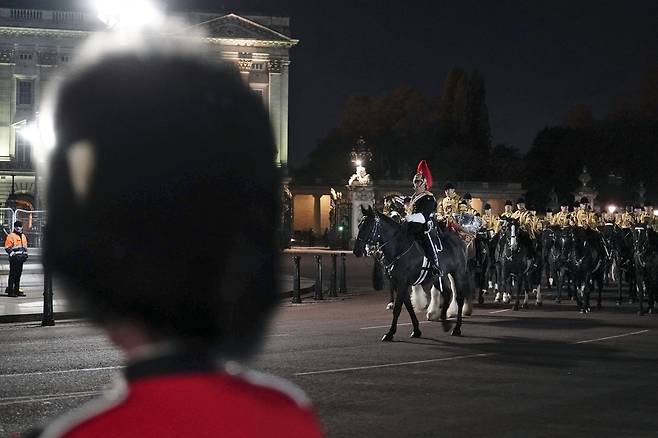 2일(현지시간) 런던 버킹엄궁 인근에서 진행된 대관식 리허설  [AP=연합뉴스]