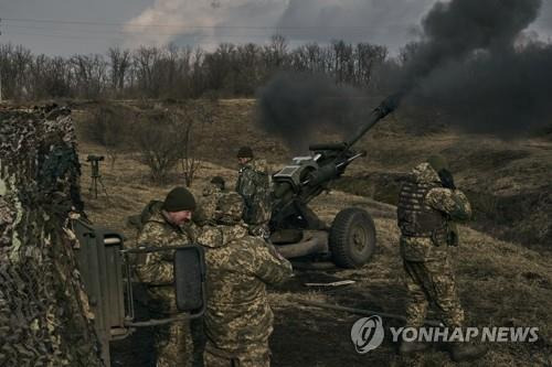 러시아군 진지로 자주곡사포 쏘는 우크라 군인들 (도네츠크 AP=연합뉴스) 지난 3월 7일(현지시간) 우크라이나 병사들이 동부 도네츠크주 격전지 바흐무트 인근에서 러시아군 진지를 향해 자주곡사포를 발사하고 있다. 2023.03.08 clynnkim@yna.co.kr