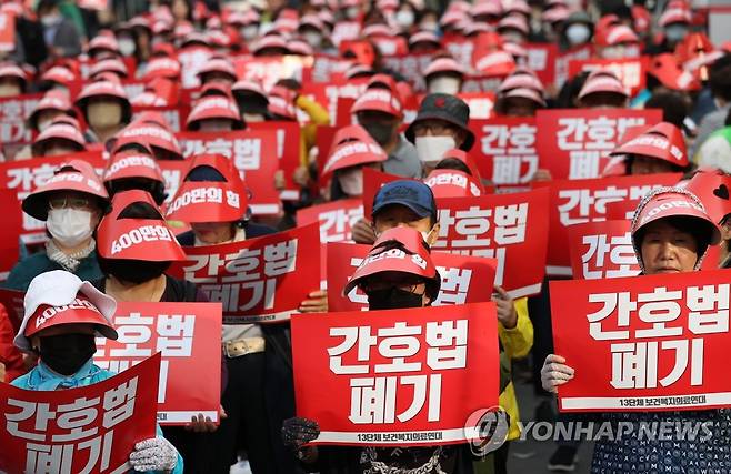 '간호법 폐기' 팻말 들고 (서울=연합뉴스) 김성민 기자 = 대한의사협회를 비롯한 13개 보건복지의료연대 관계자들이 3일 오후 국회 인근에서 열린 '간호법·면허박탈법 강행처리 더불어민주당 규탄대회'에서 팻말을 들고 있다. 2023.5.3 ksm7976@yna.co.kr