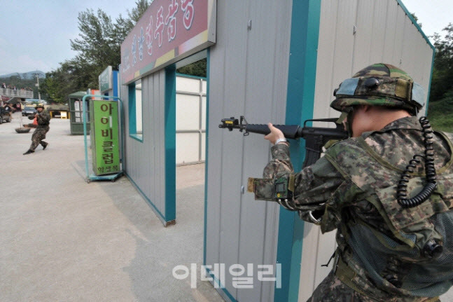 과학화 훈련장에 마련된 시가지전투 교장에서 예비군들이 마일즈 장비를 통해 교전훈련을 하고 있다. [사진=육군]