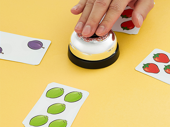 - 동일한 과일카드의 숫자의 합이 5가 되면 종을 쳐야한다 (이미지 출처 : 코리아보드 게임즈)