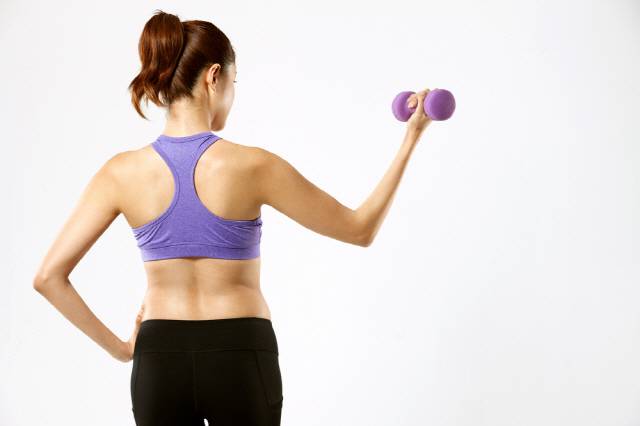안전하게 근력 운동을 하면 근력 유지는 물론 혈압 조절에도 도움이 된다. [사진=클립아트코리아]