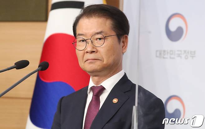 이정식 고용노동부 장관이 서울 종로구 정부서울청사 별관에서 노동조합 회계 투명성 강화 및 불공정 채용 근절 관련 브리핑을 하고 있다. 2023.4.20/뉴스1 ⓒ News1 김명섭 기자