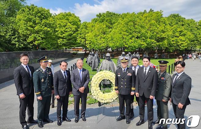 사진은 현대자동차그룹 정의선 회장(사진 왼쪽으로부터 4번째)과 재단 관계자들이 참배 후 기념촬영을 하고 있는 모습.(한미동맹재단 제공)ⓒ 뉴스1