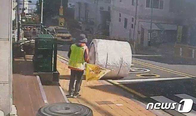 지난 28일 오전 부산 영도구 청동초 스쿨존 내리막길에 원통형 어망실이 굴러가고 있다.(독자 제공)