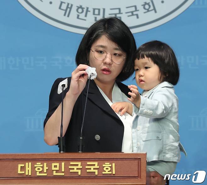 용혜인 기본소득당 의원이 4일 오전 서울 여의도 국회 소통관에서 23개월 아들과 함께 어린이날 맞이 노키즈존 관련 입장 발표 기자회견을 하고 있다. 2023.5.4/뉴스1 ⓒ News1 송원영 기자