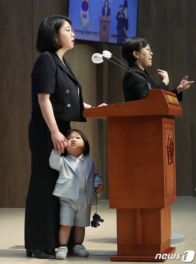용혜인 기본소득당 의원이 4일 오전 서울 여의도 국회 소통관에서 23개월 아들과 함께 어린이날 맞이 노키즈존 관련 입장 발표 기자회견을 하고 있다. 2023.5.4/뉴스1 ⓒ News1 송원영 기자