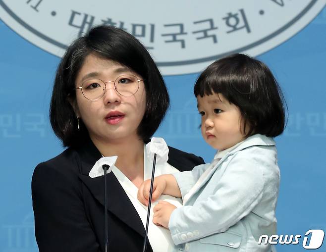 용혜인 기본소득당 의원이 4일 오전 서울 여의도 국회 소통관에서 23개월 아들과 함께 어린이날 맞이 노키즈존 관련 입장 발표 기자회견을 하고 있다. 2023.5.4/뉴스1 ⓒ News1 송원영 기자