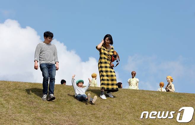 전북 임실군 임실치즈테마파크에서 한 어린이가 잔디 미끄럼틀을 타고 있다.(사진은 기사 내용과 무관함) / 뉴스1 ⓒ News1