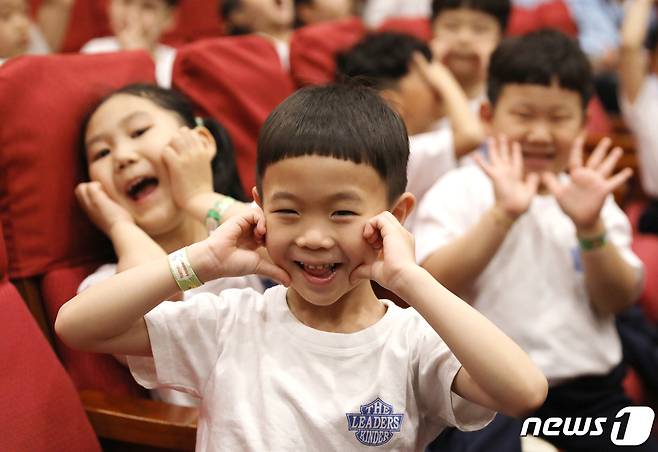 4일 서울 여의도 국회 의원회관에서 열린 어린이 안전 헌장 선포식에서 어린이들이 손하트를 하고 있다. 2023.5.4/뉴스1 ⓒ News1 임세영 기자