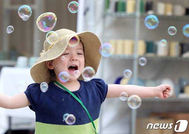 어린이날을 하루 앞둔 4일 오후 경기도 이천시 신둔면 예스파크와 사기막골 도예촌에서 열리고 있는 제37회 이천도자기축제에서 한 어린이가 비눗방울 놀이를 하며 즐거워 하고 있다. (이천시 제공) 2023.5.4/뉴스1