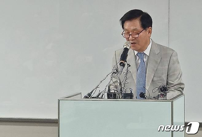 김익래 다우키움 회장이 4일 오후 서울 영등포구 여의도 키움증권 본사에서 대국민 사과 기자회견을 하고 있다. 김 회장은 다우키움그룹 회장직과 키움증권 등기이사장직에서 사퇴하고 다우데이타 주식 140만주를 매각해 현금화한 605억원은 사회에 전액 환원하기로 한다고 밝혔다. 2023.5.4/뉴스1 ⓒ News1 공준호 기자