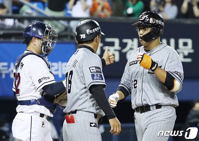 4일 오후 서울 송파구 잠실야구장에서 열린 프로야구 '2023 신한은행 SOL KBO리그' 두산 베어스와 한화 이글스의 경기 5회초 무사 만루 상황, 홈런을 친 한화 채은성이 축하를 받고 있다. 2023.5.4/뉴스1 ⓒ News1 이재명 기자