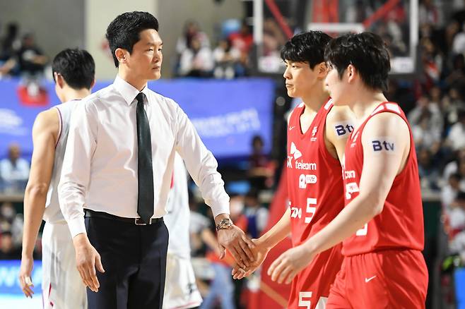 SK 전희철 감독과 김선형 최원혁. 사진제공=KBL