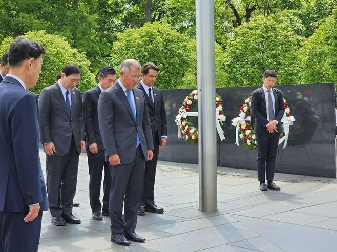 정의선 현대차그룹 회장과 주요 경영진이 지난달 26일 미국에 있는 한국전 참전용사 기념비를 찾아 참배했다.＜사진제공:한미동맹재단＞