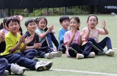 어린이날을 하루 앞두고 즐거운 시간을 보내는 학생들 [사진출처=연합뉴스]