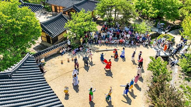 지난해 5월 영주 한국선비문화축제 선비촌 공연 모습. /영주시