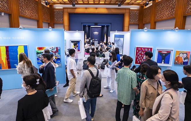 지난ㄴ해 8월 31일 오후 춘추관에서 '국민 속으로 어울림 속으로' 전시가 개막했다. 9월19일까지 장애예술인의 작품 총 60점이 전시된다. 춘추관은 1990년 완공 이후 청와대에서 기자 브리핑 목적으로 사용되었던 건물이다. /조선DB