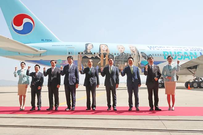 한덕수 국무총리(왼쪽 다섯번째)가 지난 3일 오전 인천국제공항 대한항공 격납고에서 열린 2030 부산 엑스포 유치 기원 래핑 항공기 공개 행사에서 장성민 대통령실 미래전략기획관(왼쪽 일곱번째), 최태원 부산엑스포 유치위 민간위원장(왼쪽 여섯번째), 조원태 한진그룹 회장(왼쪽 네번째)등 참석자들과 파이팅을 외치고 있다. /뉴스1