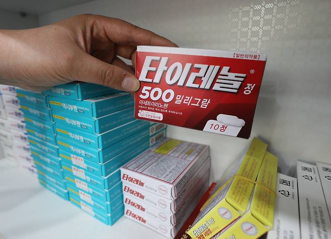 서울에 있는 한 약국에서 타이레놀을 판매하고 있다. 타이레놀은 해외 직구 사이트에서 활발히 거래된 물품 중 하나다./뉴스1