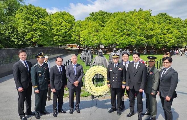 정의선 현대차그룹 회장과 그룹 경영진이 4월 26일(현지시간) 미국 워싱턴D.C. 한국전 참전용사 기념비(Korean War Veterans Memorial)를 찾아 참배한 뒤 한미동맹재단 관계자들과 만나 기념촬영을 하고 있다 . ⓒ한미동맹재단