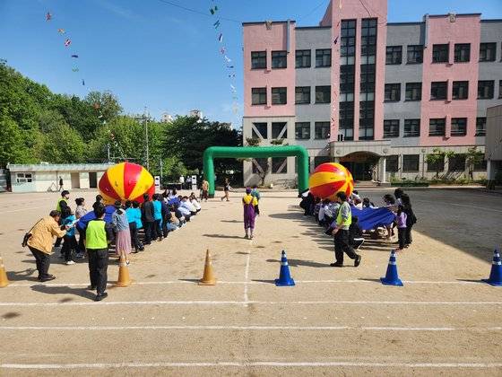 3일 서울 동작구 본동초등학교에서 열린 '본동 놀이 한마당' 운동회에서 학생들이 '파도를 넘고 넘어' 경기를 하고 있다. 장윤서 기자