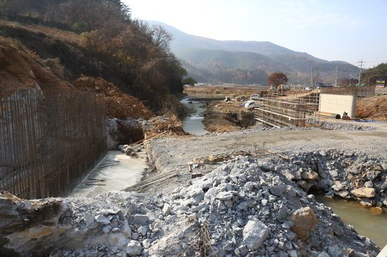 지난해 11월 충북 단양군 어상천면 어곡천 재해복구 공사 현장. 이 공사로 묵납자루 서식지가 훼손됐다. 사진 독자