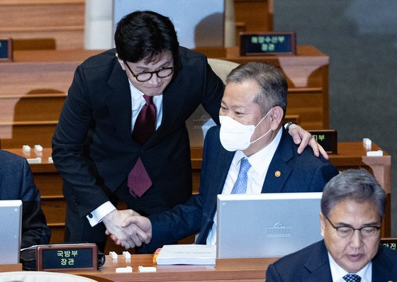 한동훈(왼쪽) 법무부 장관과 이상민 행정안전부 장관. 뉴스1