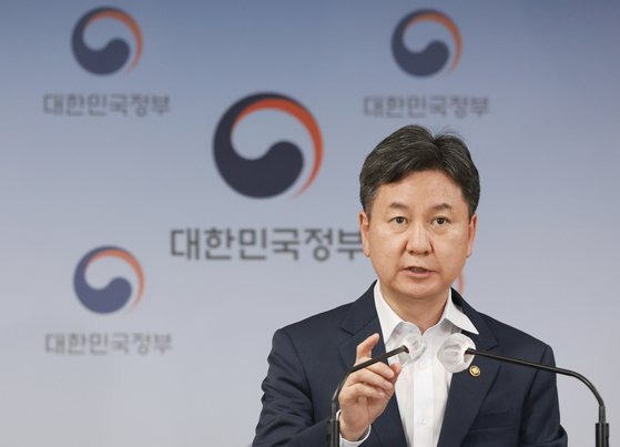 한창섭 행정안전부 차관이 4일 정부서울청사에서 정당 현수막 관리를 강화하는 내용의 가이드라인을 발표하고 있다. 연합뉴스