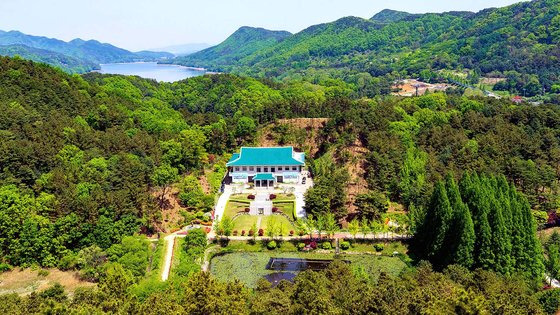 대통령의 별장 청남대가 개방 20주년을 맞았다. 사진은 본관 뒤편 언덕 봉황탑에서 내려다본 대통령 기념관과 양어장의 모습.