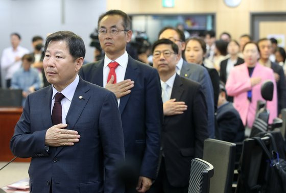 이철규 국민의힘 사무총장(맨 왼쪽)이 4일 오후 서울 여의도 국회 의원회관에서 열린 대한민국 경제위기 극복 1년, 성과와 과제 '윤석열 정부 출범 1주년 평가 토론회'에서 국민의례를 하고 있다. 뉴시스