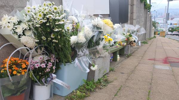 4일 부산 영도구 청동초등학교 앞 사고 현장에 예서 양을 추모하는 꽃이 놓여 있다. 조성우 기자