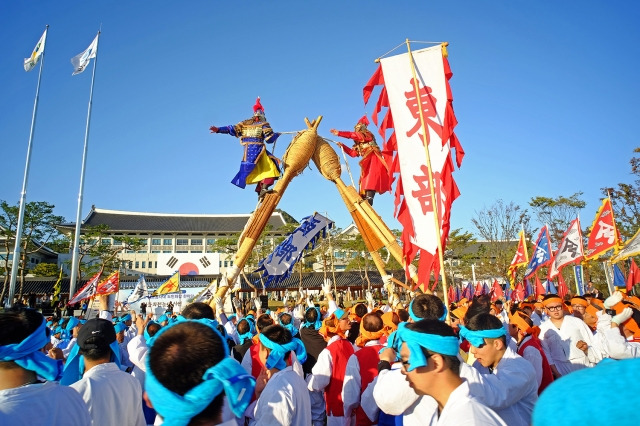 차전놀이는 많은 인원이 민첩하게 움직여 단결과 협동성, 일사분란한 행동 통일을 이뤄 웅장함과 역동성을 자아낸다.  안동시 제공