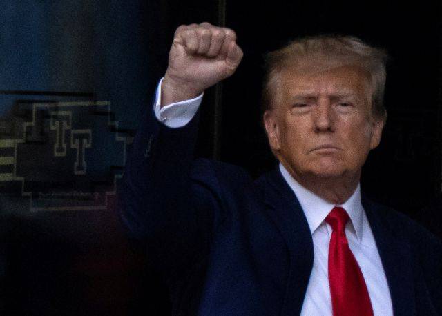 도널드 트럼프 전 미국 대통령이 지난달 4일(현지시간) 뉴욕주 맨해튼 법원으로 출석하기 위해 인긴 트럼프타워 숙소 밖으로 나오면서 지지자들에게 주먹을 들어 인사하고 있다. 로이터연합뉴스