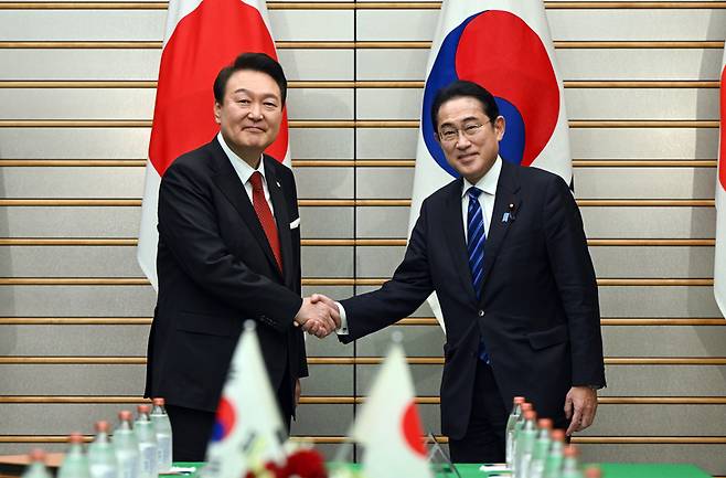 1박2일 일정으로 일본을 방문한 윤석열 대통령과 기시다 후미오 일본 총리가 지난 3월 16일 오후 일본 도쿄 총리 관저에서 열린 한일 확대정상회담에 앞서 기념촬영을 하며 악수하고 있다 / 사진 = 연합뉴스