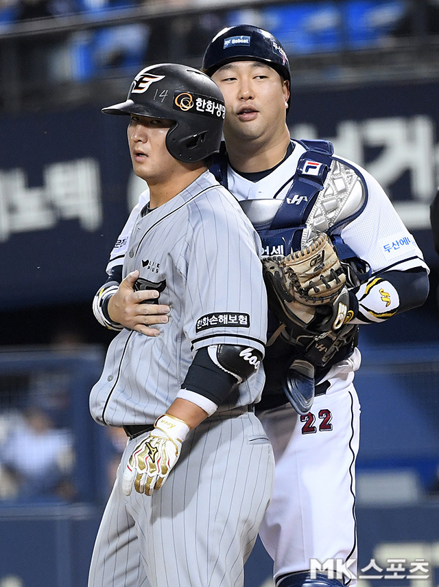 3일 한화와 두산의 경기, 4회초 1사에서 한화 최재훈이 두산 김동주의 공에 맞고 화를 식히고 있다. 사진=천정환 기자