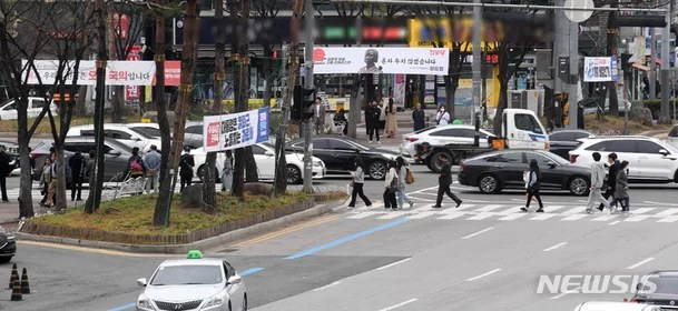 [서울=뉴시스] 12일 오전 서울 여의도 국회 앞 횡단보도에 각 정당들의 현수막이 게시되어 있다.