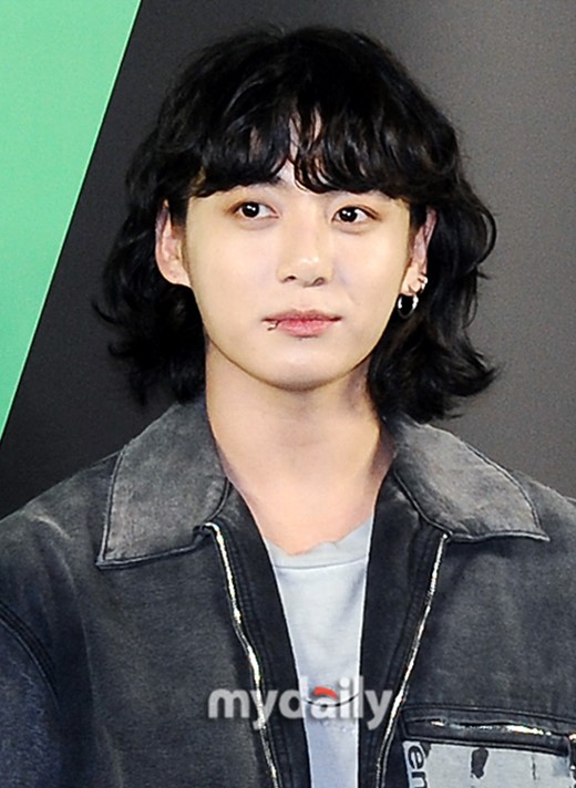 Group BTS (BTS) member Jungkook has warned fans.On May 4, Jungkook posted a message on the official BTS fan community platform Weavers, saying, Do not send food delivery to your home. I will not eat it even if you give it to me. It is a message to the fans who found their home address and sent the delivery food.Jungkook said, Thank you for your heart, but please take care of yourself. Please do it yourself. If you send me one more time, I will look up the receipt order number you sent and take action.On the other hand, Jungkook donated 1 billion won through the Seoul National University children s hospital asking him to write for sick children and their families on March 14. Jungkook said, I hope that it will contribute a little to the children who are suffering.I hope that children can laugh healthily.Dont send food to your home.I wont eat it if you give it to me.I appreciate the sentiment, but since Im such a good eater,Why dont you buy your own?Please?If you send it one more time, I will look up the order number of the receipt you sent and take actionSo stop it haha