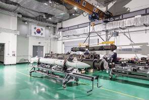 헤럴드경제가 지난달 27일 방문한 LIG넥스원의 구미2하우스에선 ‘비룡’과 ‘비궁’ ‘현궁’ 등 주요 유도무기가 출하를 앞두고 최종 점검을 받고 있었다. 사진은 LIG넥스원의 지대공미사일 ‘천궁’. [LIG넥스원 제공]
