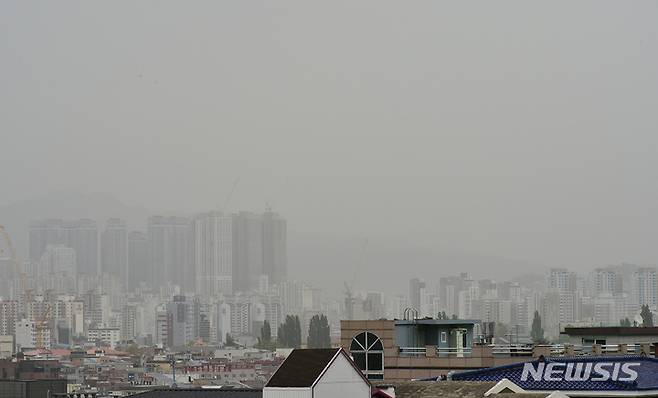 [대구=뉴시스] 이무열 기자 = 전국 대부분의 지역에 미세먼지 농도가 '나쁨' 수준을 보인 16일 대구 남구 앞산 해넘이전망대에서 바라본 도심이 뿌옇게 보이고 있다. 2023.04.16. lmy@newsis.com