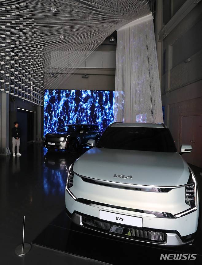 [서울=뉴시스] 김진아 기자 = 기아가 ‘The Kia EV9(더 기아 이 브이 나인, 이하 EV9)’의 사전 계약을 지난 3일부터 시작했다. 기아는 지난 2021년 서울시 성수동에 문을 연 280평 규모의 전기차 특화 복합 문화공간 ‘EV6 언플러그드 그라운드(Unplugged Ground) 성수’를 EV9의 첨단 기술과 전동화 플래그십의 가치를 복합적으로 체험할 수 있는 ‘EV 언플러그드 그라운드’로 새롭게 단장해 4일 문을 연다. 사진은 3일 새롭게 단장한 ‘EV 언플러그드 그라운드’에 EV9의 기본모델(에어·어스 트림)과 GT-line이 전시돼 있다. 2023.05.04. bluesoda@newsis.com