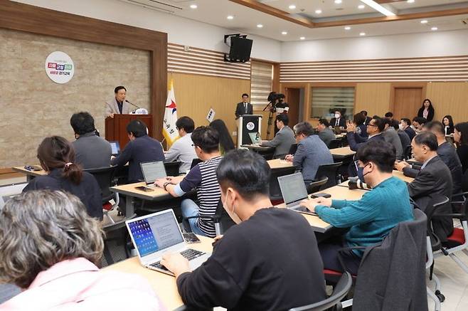 [수원=뉴시스] 임태희 경기도교육감이 4일 오전 경기도교육청 남부청사 중회의실에서 긴급 기자회견을 열고 전국연합학력평가 성적자료 유출 방지책을 발표하고 있다. (사진=경기도교육청 제공) 2023.05.004. photo@newsis.com *재판매 및 DB 금지