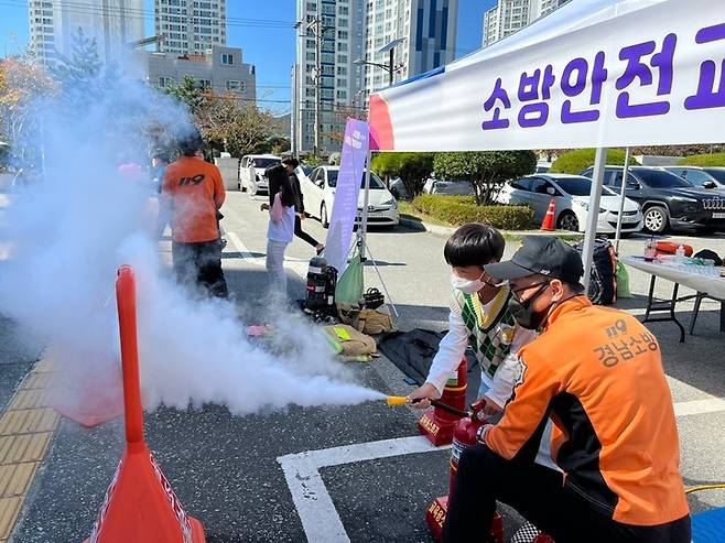 [통영=뉴시스] 신정철 기자= 통영소방서(서장 김진옥)는 오는 5일, 제101회 어린이날을 맞아 어린이들에게 안전을 선물하기 위해 통영체육관에서 119체험행사를 운영한다.사진은 통영소방서에서 어린이 소방안전교육을 하는 모습.(사진=통영소방서 제공).2023.05.04. photo@newsis.com *재판매 및 DB 금지