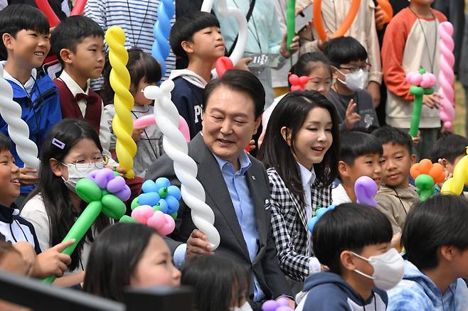 [서울=뉴시스] 윤석열 대통령과 부인 김건희 여사가 4일 서울 용산 대통령실 앞 미군기지 반환부지에 조성된 용산어린이정원에서 어린이들과 대화하고 있다. (사진=대통령실 제공) 2023.05.04. photo@newsis.com *재판매 및 DB 금지