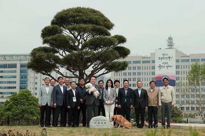 [서울=뉴시스] 윤석열 대통령과 부인 김건희 여사가 4일 서울 용산 대통령실 앞 미군기지 반환부지에 조성된 용산어린이정원 내 전망언덕에서 기념식수를 마친 뒤 참모진들과 기념촬영하고 있다. (사진=대통령실 제공) 2023.05.04. photo@newsis.com *재판매 및 DB 금지